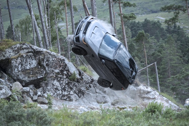 new-behind-the-scenes-footage-shows-range-rover-sport-svr-preparing-to-make-an-impact-in-new-james-bond-film