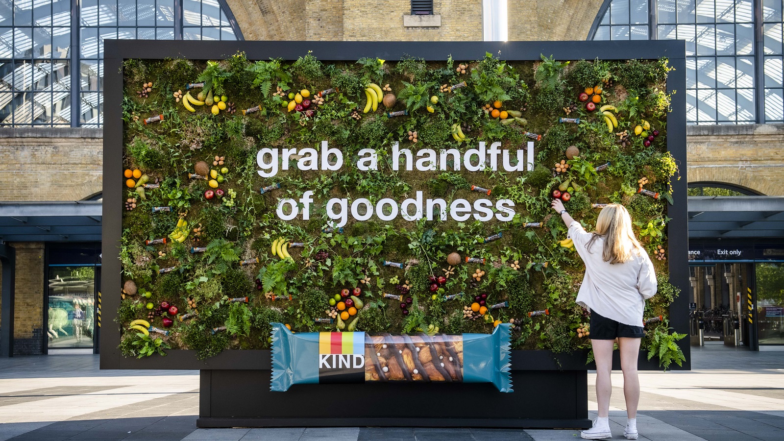 one-fruitful-billboard-a-day-keeps-britons’-doctor-away