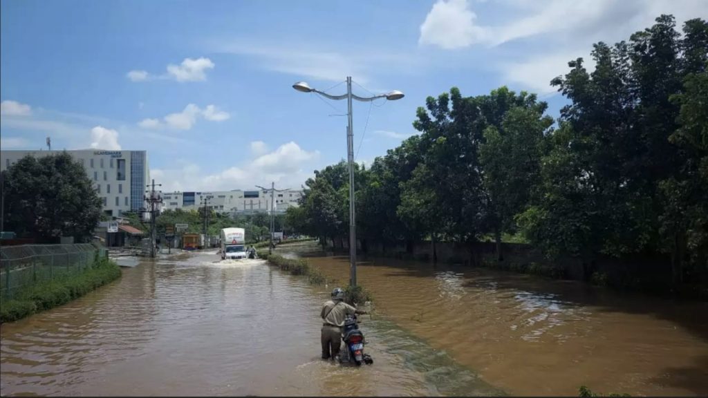 People finding it difficult to travel in the roads of Bangalore.