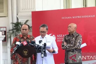 Trade Minister Zulkifli Hasan in a press statement at the Presidential Palace Complex in Jakarta on Monday