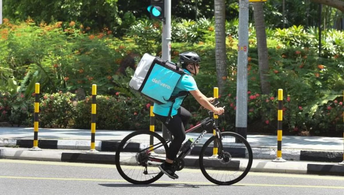 Singapores-Lifestyle-Revolution-The-Indispensable-Role-of-Food-Delivery-Services