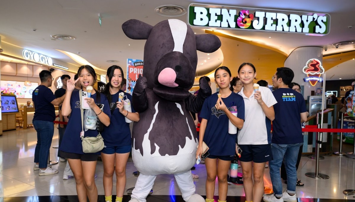 Scoops and smiles all around as moo-niacs enjoy free ice cream