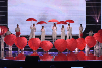 Mediacorp artistes, together with dancers from NUS Dance Club and BSY Cultural Arts (白世音文化艺术), performing Shield Your Heart 《为心撑伞》 at Resilient Hearts 《心手相连献爱心》— the Singapore Heart Foundation’s